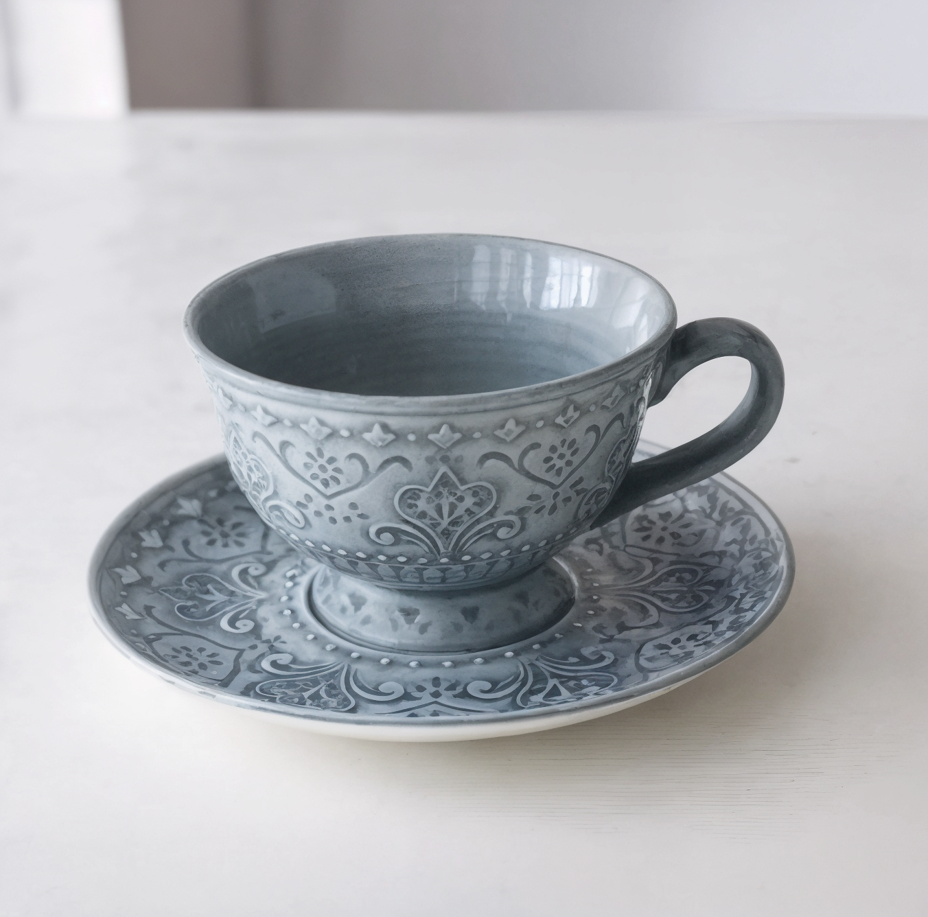 Haze Blue Tulip Relief Ceramic Dinner Plate
